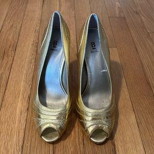 Bakers 8 1/2 gold heels